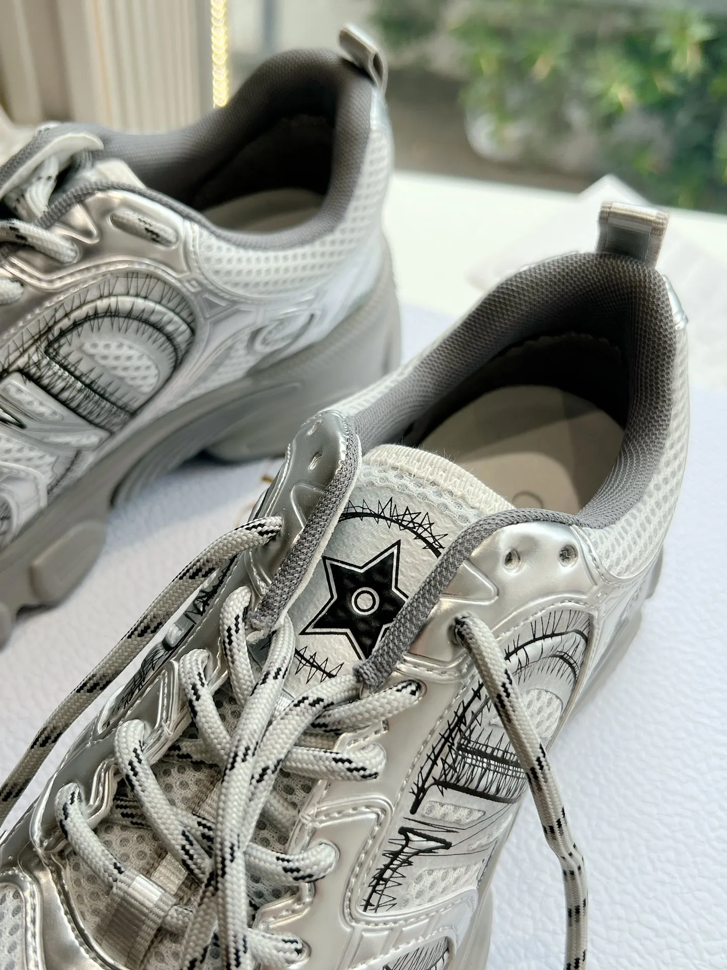 👟👟Ex-factory price 640👟👟 (Top version) Dior Chrono series sports shoes Purchased and developed in Taikoo Hui for RMB 18,200. This Dior chrono sports shoe continues the timeless silhouette and is carefully made of mesh, so it will be particularly comfortable on the feet. It is decorated with CD special craftsmanship logo to enhance the style. The lightweight style is matched with the "Christian Dior" logo thin sole, suitable for all seasons, and can be matched with all kinds of casual looks to add a finishing touch. Classic and super durable. Upper: cowhide stitching. Original molded outsole. Size: 35-41. Full set of counter synchronized gift box 💝 packaging